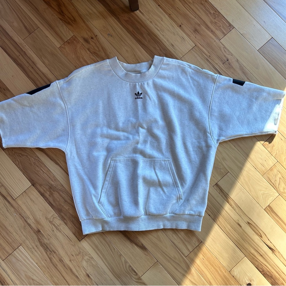 ⭐️Vaca Soon Sale⭐️ Adidas Sweatshirt T